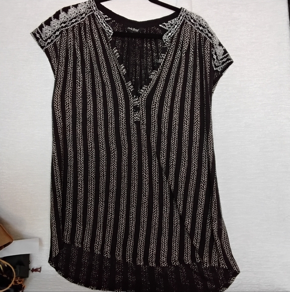 Lucky Brand Tops - Lucky Brand L Black and White Women's V Neck Cap Sleeved Top